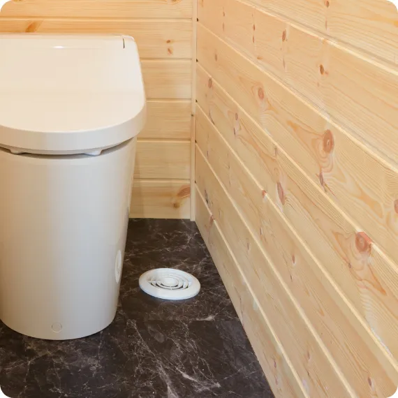 トイレには左右床奥に換気口を